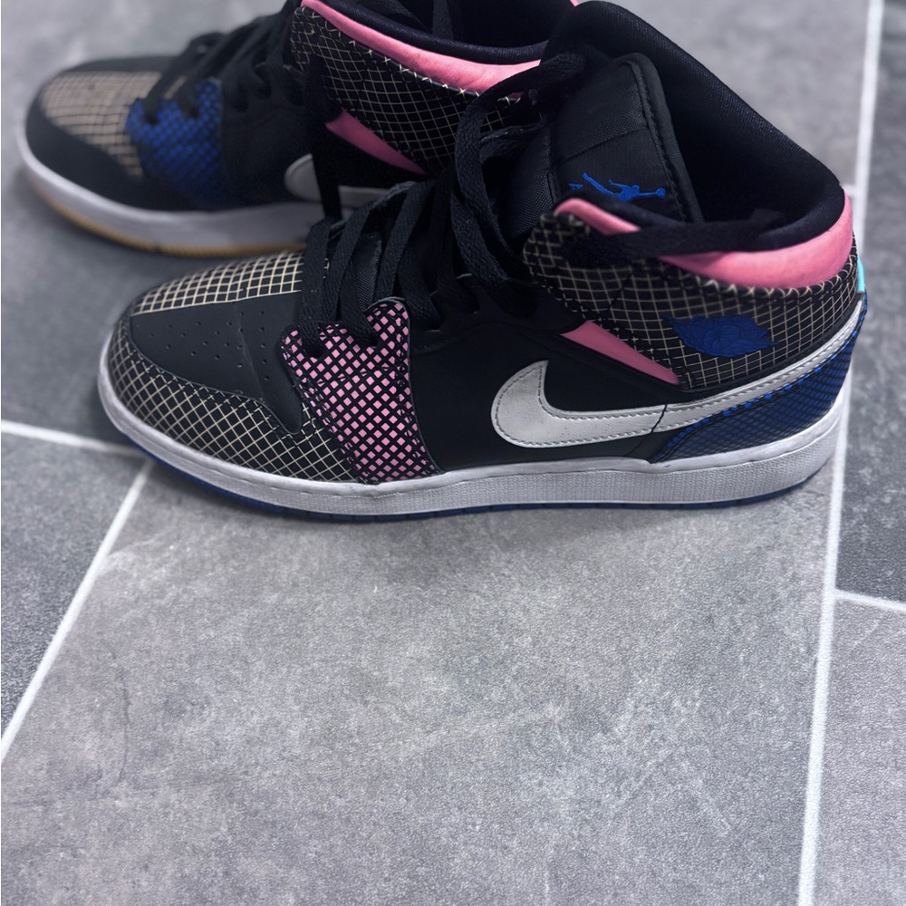 Jordan 1 Mid “MMD Grid” Size: 7Y